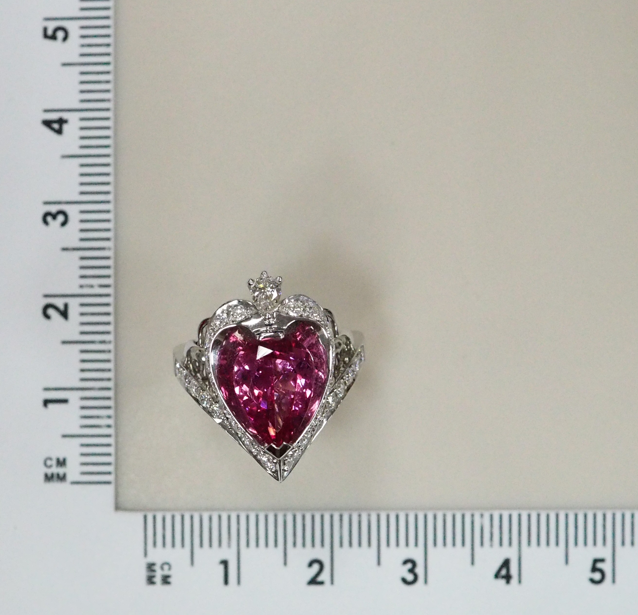 Кольцо из белого золота с розовой шпинелью